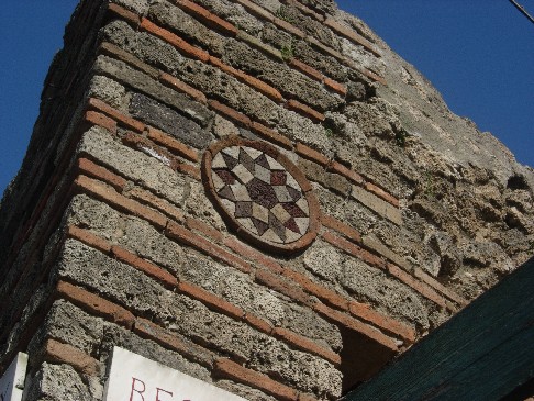 c) Super rosace utilisée comme traits de construction : l'étoile de Pompéï Photos prises par les élèves du collège Henri Wallon en mai 2010 lors du voyage à Rome
